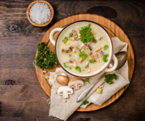 Champignonsuppe mit Petersilie und Pilzen