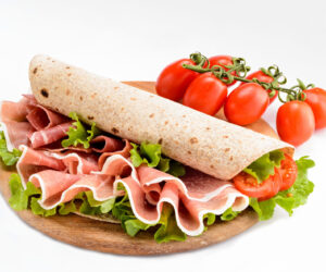 Piadina farcita con prosciutto crudo e insalata, close-up