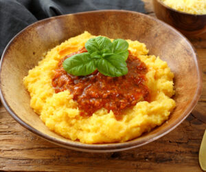 polenta con ragu'  bolognese  sfondo rustico